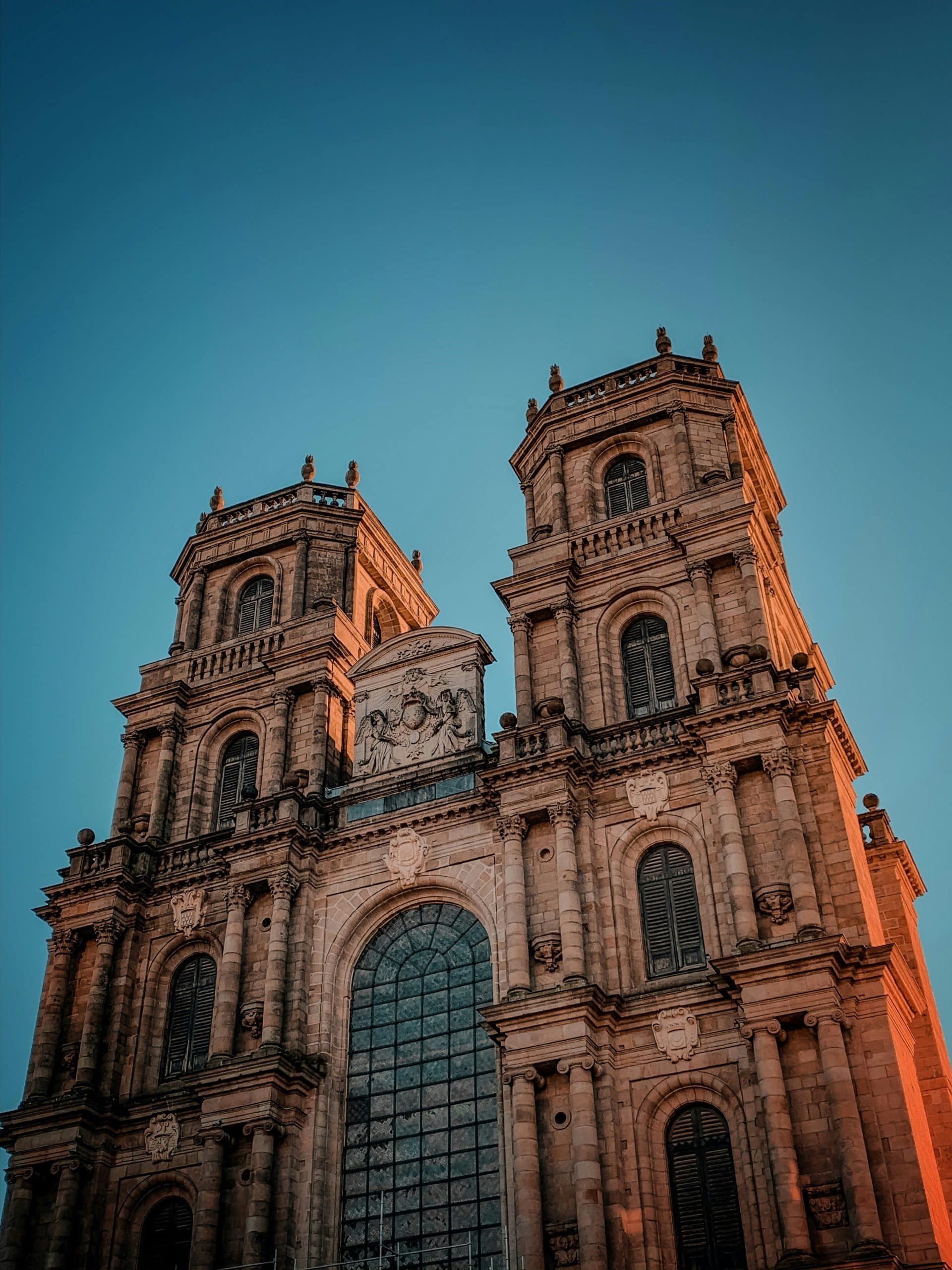 Façade de cathédrale de rennes au coucher du soleil.