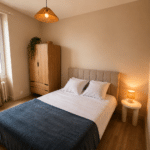 Chambre minimaliste avec lit double et lampe