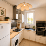 Petite cuisine moderne blanche et bois lumineuse