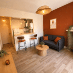Salon cosy avec cuisine ouverte et mur terracotta