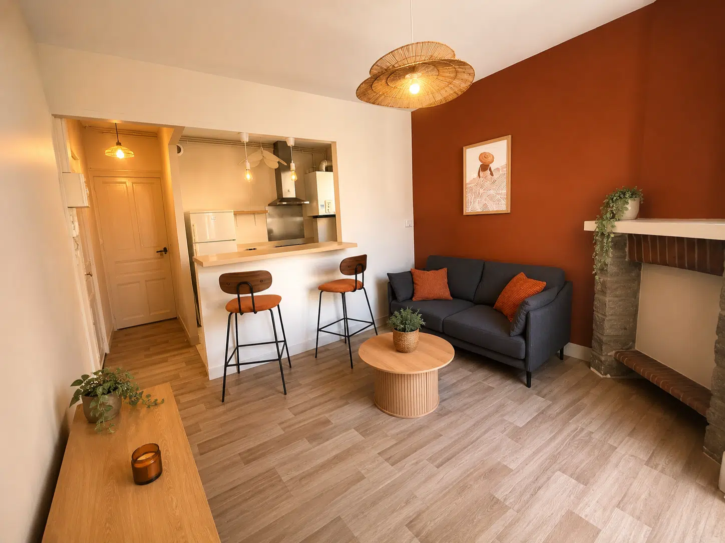 Salon cosy avec cuisine ouverte et mur terracotta