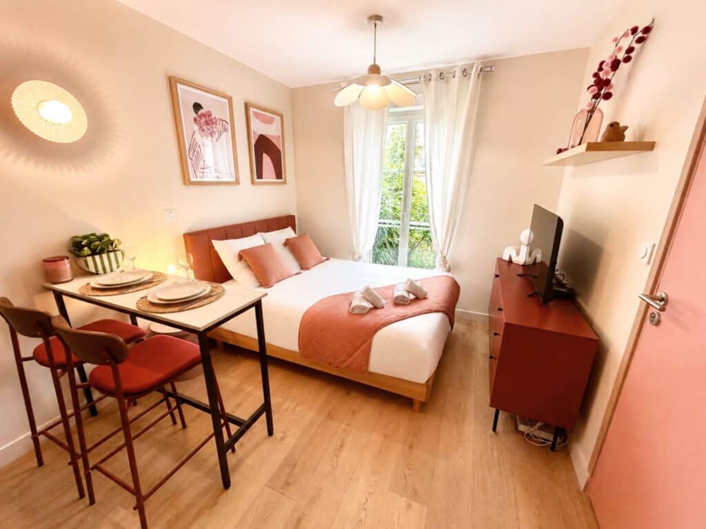 Chambre cosy avec lit double et table