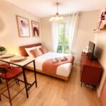 Chambre cosy avec lit double et table