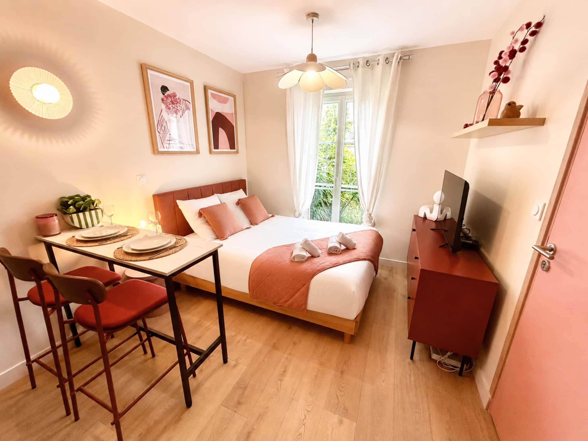 Chambre cosy avec lit double et table