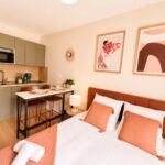 Studio moderne avec kitchenette et lit double