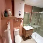 Petite salle de bain moderne avec douche