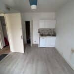 Petite kitchenette dans studio vide lumineux
