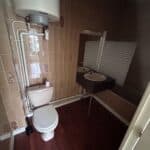 Petite salle de bain avec WC et lavabo