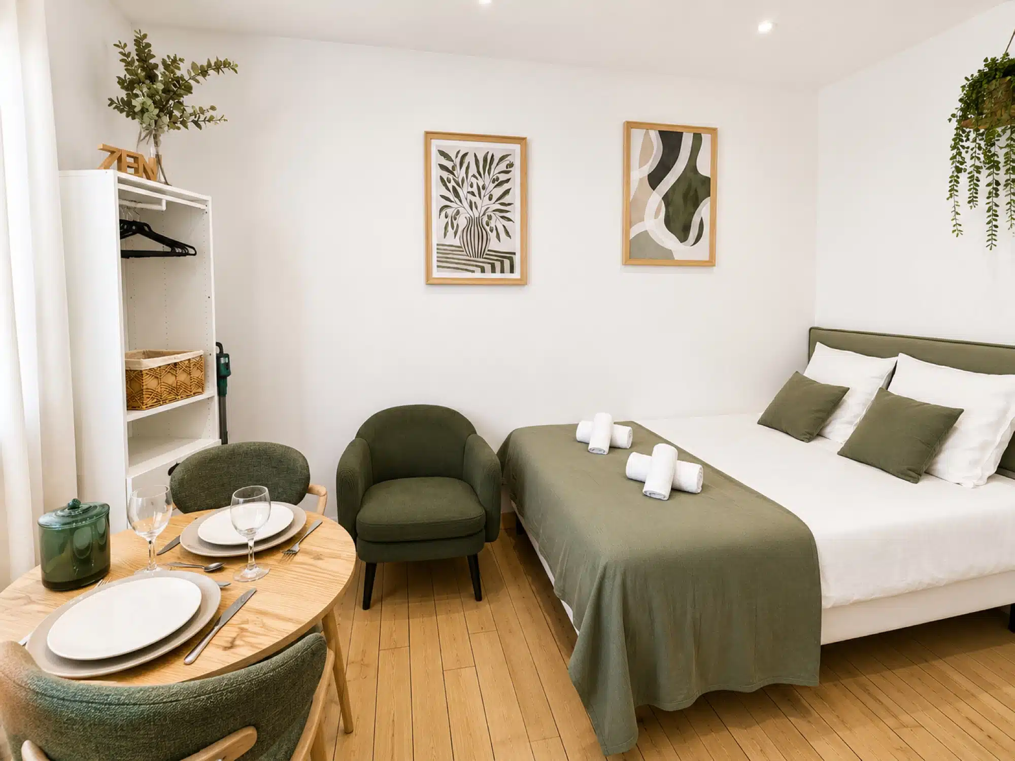 Studio L'Olivio à Rennes Mabilais vu depuis le coin repas, ambiance vert olive et bois